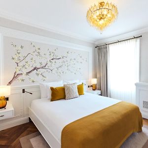 Deluxe King Suite